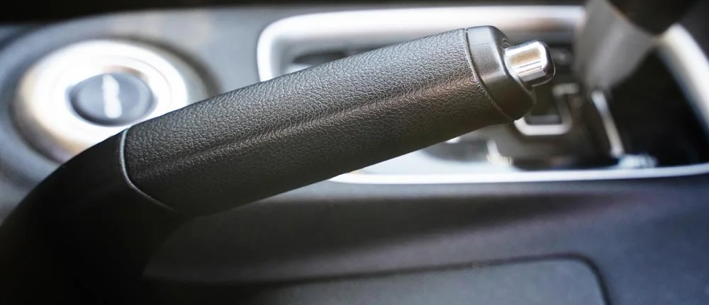 El freno de mano manual desaparece: solo el 30% de los coches actuales lo  ofrecen