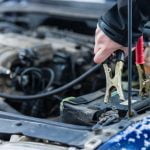 Blog Talleres AGM - Cómo arrancar la batería de un coche con pinzas