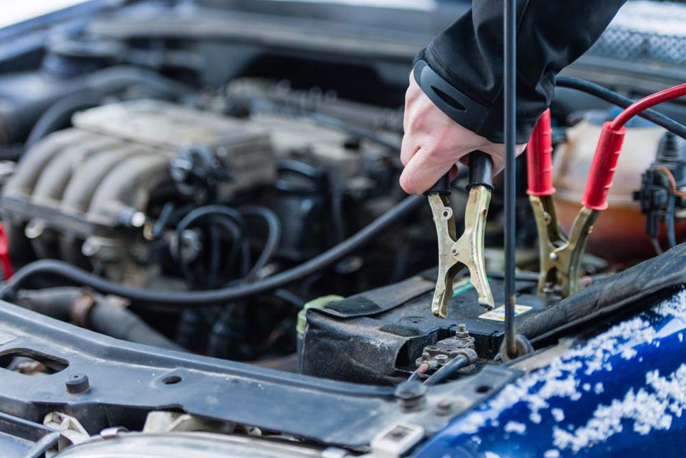 Cómo usar las pinzas para arrancar la batería del coche